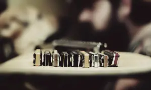 Rząd harmonijek ustnych, idealnych na początek przygody z muzyką. Proste nuty na harmonijkę ustną dla początkujących czekają!