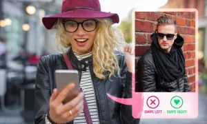 Kobieta z telefonem i profilem mężczyzny z przyciskami "swipe left" i "swipe right".