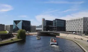 Boote auf der Spree, moderne Architektur und grüne Ufer – perfekte ausflugsziele berlin am wasser für einen sonnigen Tag.