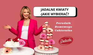 Kobieta w różowej marynarce prezentuje tort i babeczki ozdobione jadalnymi kwiatami.