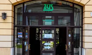 Wejście do ZUS, gdzie można załatwić sprawy związane z subkontem ZUS. Zielone logo ZUS nad drzwiami.
