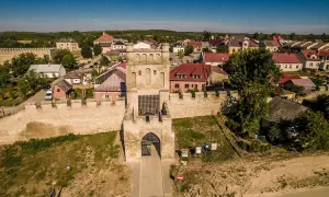 Brama wjazdowa do Szydłowa, z murami obronnymi i zabudowaniami. To jedne z głównych szydłów atrakcje, które warto zobaczyć.