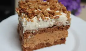 Pyszne ciasto ze słonecznikiem, masą krówkową i mascarpone, posypane chrupiącą kruszonką.
