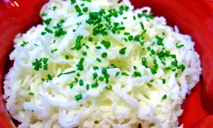 Frischer Rettichsalat, garniert mit Schnittlauch. Ein einfaches und leckeres Rettichsalat Rezept.