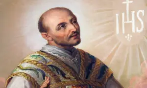 Święty Ignacy Loyola, którego wspomnienie przypada na 31 lipca, w chwale niebios. Widnieje symbol IHS.