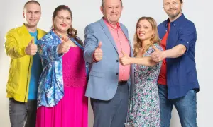 Uśmiechnięta obsada serialu "Lombard. Życie pod zastaw" pokazuje kciuki do góry.
