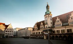 Altes Rathaus Leipzig mit Turmuhr und Arkaden. Tolle Leipzig Tipps für deinen Städtetrip.