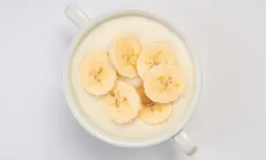 Kremowa owsianka z plasterkami banana. Idealne śniadanie, które doda energii na cały dzień. Maseczka z banana na talerzu.