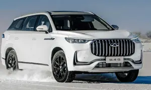 Biały Tiggo 9 pokonuje śnieżne tereny, prezentując swój imponujący grill i elegancką sylwetkę.