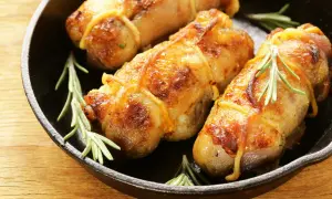 Involtini di pollo in padella con sughetto e rosmarino, dorati e succulenti, pronti per essere gustati.
