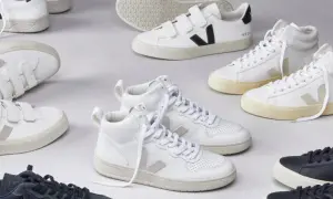 Kolekcja białych i granatowych butów Veja, w tym modele na rzepy i wysokie. Veja to marka znana z ekologicznych sneakersów.