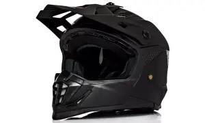 Czarny kask motocyklowy typu cross z daszkiem i siatkowymi wstawkami.