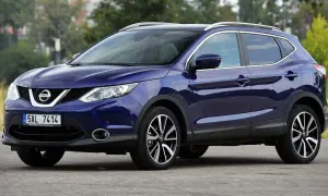 Granatowy Nissan Qashqai 2016 z chromowanymi relingami dachowymi i felgami.