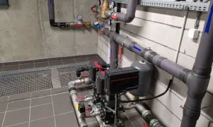Pompa obiegowa Grundfos i zbiornik przeponowy to przykłady urządzeń sanitarnych w kotłowni.