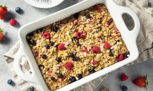 Herzhaftes Beeren-Haferflocken-Gericht im Ofen, perfekt für gesunde Haferflocken Rezepte zum Abnehmen.