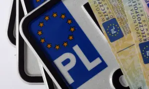 Zbliżenie na polskie tablice rejestracyjne z symbolem Unii Europejskiej.