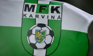 Flaga MFK Karviná z herbem i piłką nożną.