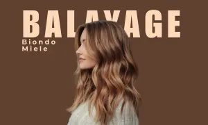 Balayage con riflessi biondo miele dorato su base castana. Capelli mossi e luminosi, un look naturale e chic.