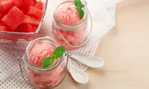 Erfrischendes Meloneneis selber machen: Fruchtige Wassermelonenstücke in Gläsern mit Minze garniert. Perfekt für heiße Tage!