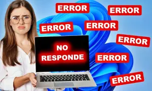 Mujer frustrada con laptop que no responde y múltiples errores. ¿Solución? Reiniciar controladores gráficos.