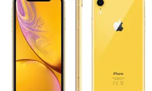 Żółty iPhone XR, zaprezentowany w roku wydania 2018, z widokiem z przodu i tyłu.