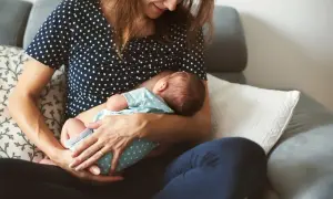 Choroba matki a karmienie piersią: Kiedy mleko to najlepsza tarcza?