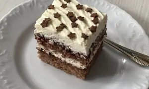 Pyszne ciasto z mascarpone, przełożone kremem i dżemem, ozdobione gwiazdkami. Idealne na deser.