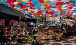 Kolorowe parasolki tworzą magiczną atmosferę na targu. Idealne miejsce na weekend na Sycylii, by poczuć lokalny klimat i delektować się smakami.