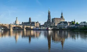 Panorama Drezna z mostem i zabytkowymi budowlami nad Łabą. Idealne miejsce, by zobaczyć, co zwiedzić w Dreźnie.