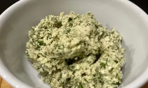 Frisch zubereitetes Moretum-Rezept in einer weißen Schüssel, ein cremiger Käseaufstrich mit Kräutern.