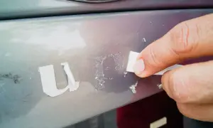Usuwanie naklejek z mebli: Bezpiecznie i bez uszkodzeń okleiny!