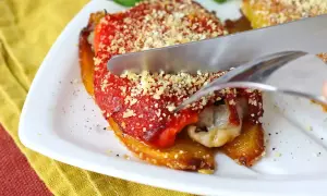 Peperoni ripieni in friggitrice ad aria, dorati e gustosi, pronti per essere gustati.