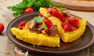 Polenta z czym jeść? Podana z duszonymi warzywami: papryką, bakłażanem i pomidorami. Pyszny pomysł na obiad!