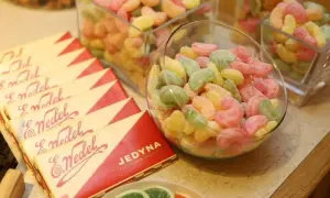 Impreza w stylu PRL wystrój: 10 nostalgicznych pomysłów na dekoracje