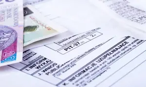 Formularz PIT-37, polskie banknoty i paragony fiskalne.