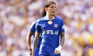 Piłkarz Chelsea w niebieskiej koszulce z logo IFS.ai, ich głównym sponsorze, podczas meczu.