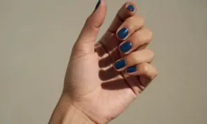Niebieskie paznokcie: Modny trend czy objaw niedotlenienia?