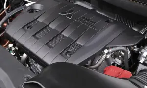 Silnik Mitsubishi Outlander z napisem "DI-D COMMON RAIL" i logo Mitsubishi.