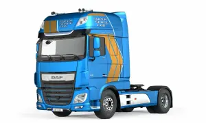 Camion DAF bleu et orange, édition spéciale "Super Space Cab", prêt pour de longues routes.