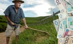 Rolnik z kosą i stos banknotów. Czy taka emerytura z KRUS po 10 latach jest możliwa?