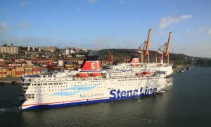 Dwa promy Stena Line w porcie, z widokiem na miasto i dźwigi.