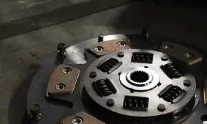 Nowy mechanizm sprzęgła z tarczami ciernymi i sprężynami. To serce układu przeniesienia napędu, gdzie cięgno odgrywa kluczową rolę.