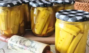 Słoiki z cukinią w zalewie słodko-kwaśnej z curry, gotowe do spiżarni.