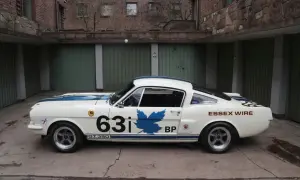 Vit Shelby GT350 med blåa ränder och nummer 63i. Bilen har texten "ESSEX WIRE" på bakskärmen.