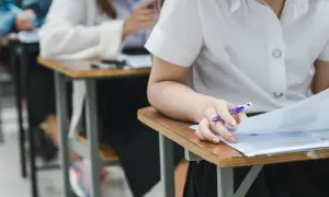 Uczniowie piszą egzamin. Zastanawiasz się, ile punktów można zdobyć na maturze z polskiego?