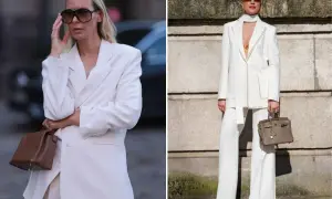 Eleganckie biały garnitur damski stylizacje. Dwie kobiety prezentują modne, białe komplety ze spodniami i marynarkami, uzupełnione stylowymi torebkami.