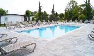 Basen z leżakami i palmami, idealne miejsce na relaks. Ciesz się bryzą morską w Jarosławcu.
