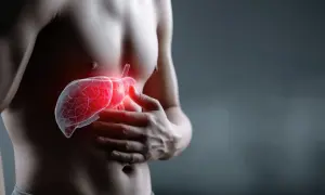 Mężczyzna trzyma rękę na brzuchu, gdzie widoczna jest świecąca, czerwona wątroba z zaznaczonym naczyniakiem.