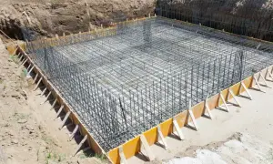 Zbrojenie pod fundamenty z chudego betonu, gotowe do zalania.