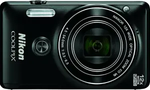 Czarny aparat Nikon Coolpix z obiektywem NIKKOR 12x. Idealny do uchwycenia wspomnień dzięki funkcji SnapBridge.